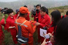 記者報道巡線工的中午飯