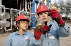 工作人員現(xiàn)場講解生物柴油油品