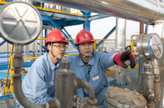 中石化石家莊煉化工作人員現(xiàn)場操作