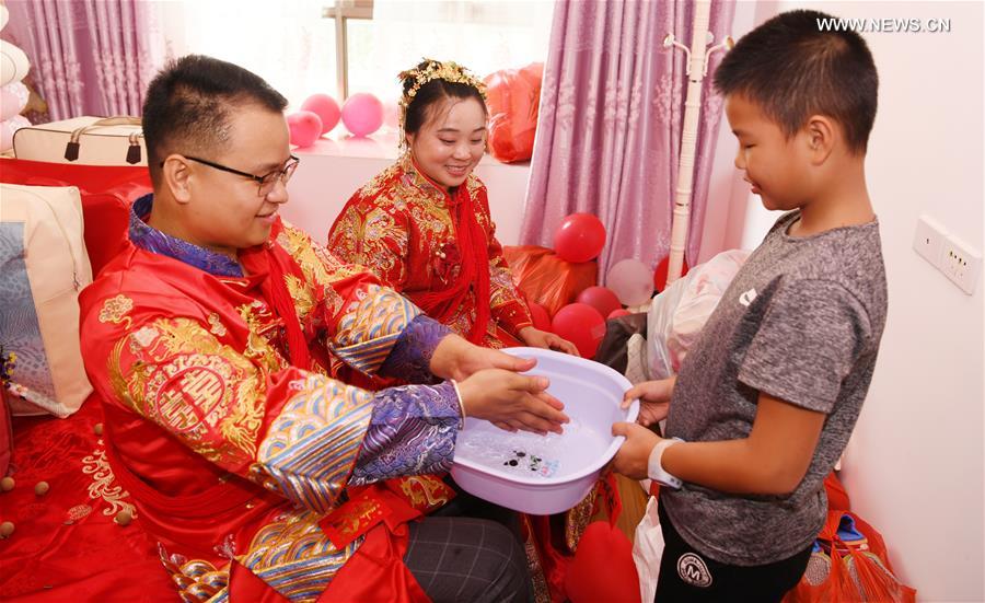 CHINA-GUIZHOU-TONGREN-POVERTY ALLEVIATION-LOVERS-WEDDING (CN)