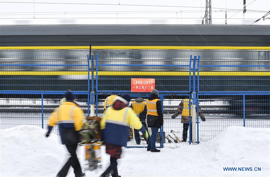 CHINA-CHANGCHUN-SPRING FESTIVAL TRAVEL RUSH-RAILWAY-WORKER (CN)