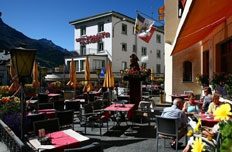 群山環(huán)抱風光旖旎