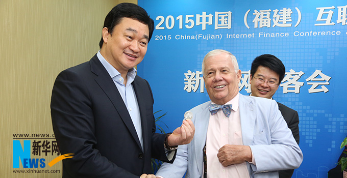 羅杰斯參加思客會(huì)，與新華網(wǎng)董事長、總裁田舒斌親切交談。