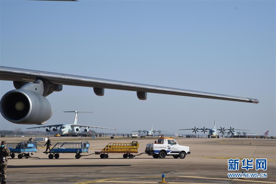 （聚焦疫情防控&middot;圖文互動）（4）空軍第四次向武漢大規模空運醫療隊員和物資