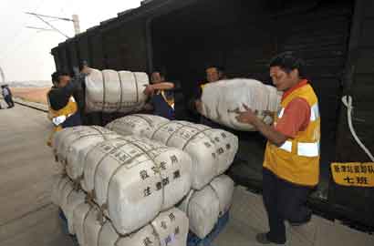 首趟搶險救援專列抵達災區