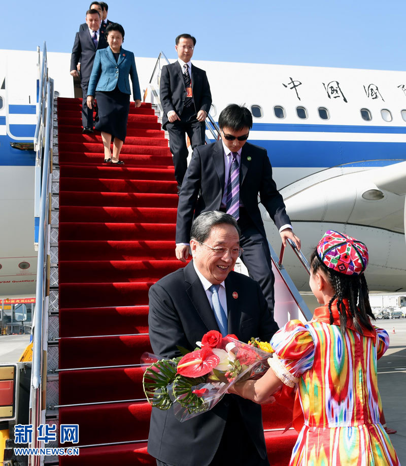 9月25日，以中共中央政治局常委、全國政協主席俞正聲為團長的中央代表團飛抵烏魯木齊，出席新疆維吾爾自治區成立60周年慶祝活動。新華社記者 饒愛民 攝