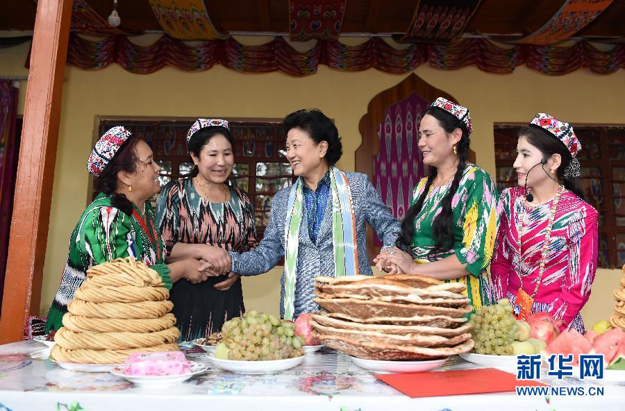 　9月26日，中共中央政治局委員、國務院副總理、中央代表團副團長劉延東率中央代表團分團到和田地區看望慰問各族干部群眾。這是劉延東在和田市吉亞鄉喀勒塔吐格曼村與維吾爾族群眾在一起。新華社記者張領攝