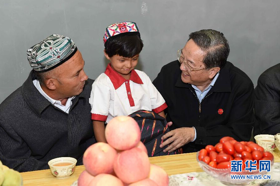 9月27日，中共中央政治局常委、全國政協主席、中央代表團團長俞正聲率中央代表團部分成員赴喀什地區莎車縣看望各族干部群眾。這是俞正聲到新疆生產建設兵團第三師莎車農場維吾爾族團場職工家中看望，并向小朋友贈送學習用品。新華社記者 饒愛民 攝