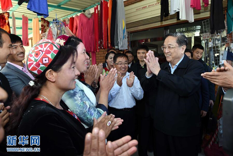 9月27日，中共中央政治局常委、全國政協主席、中央代表團團長俞正聲率中央代表團部分成員赴喀什地區莎車縣看望各族干部群眾。這是俞正聲在莎車縣艾力西湖鎮21村看望慰問維吾爾族群眾。新華社記者 饒愛民 攝