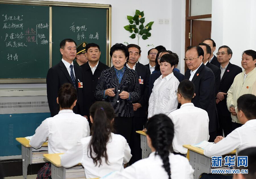 9月27日，中共中央政治局委員、國務院副總理、中央代表團副團長劉延東率中央代表團分團，帶著黨中央、國務院的親切關懷和全國各族人民的深切情誼，來到和田地區、阿克蘇地區慰問各族干部群眾，并祝賀大家中秋節快樂。這是劉延東視察對口援建的和田天津中學。新華社記者 張領 攝