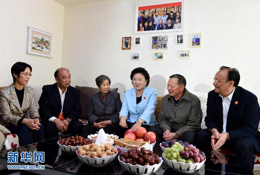 9月27日，中共中央政治局委員、國務院副總理、中央代表團副團長劉延東率中央代表團分團，帶著黨中央、國務院的親切關懷和全國各族人民的深切情誼，來到和田地區、阿克蘇地區慰問各族干部群眾，并祝賀大家中秋節快樂。這是劉延東來到新疆生產建設兵團第一師五團團場退休職工包春祥家中慰問。新華社記者 張領 攝