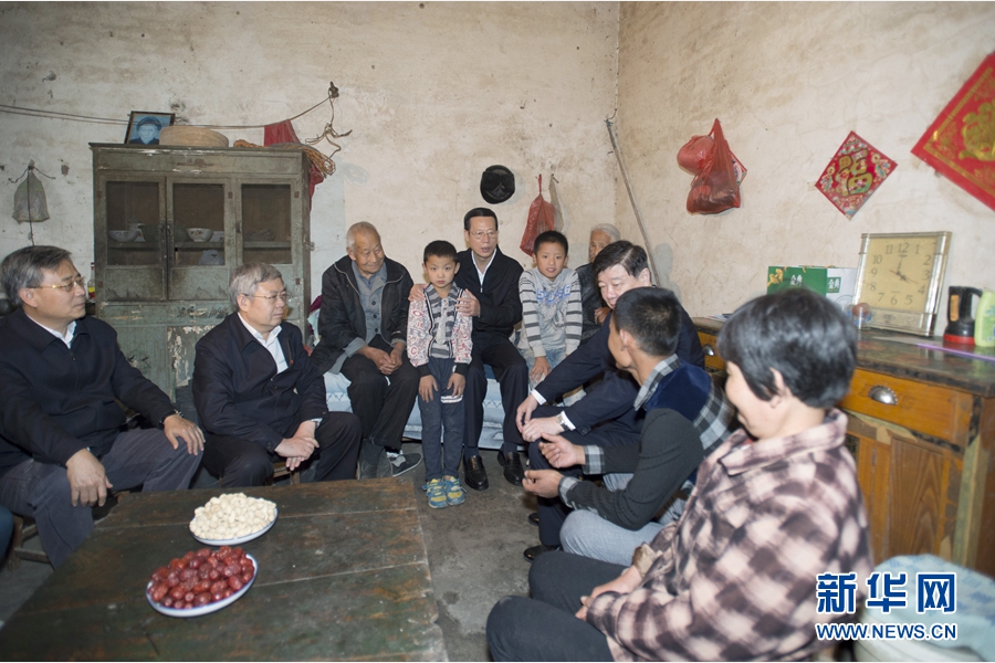 10月22日至23日，中共中央政治局常委、國務(wù)院副總理張高麗在山東調(diào)研扶貧工作情況。這是10月22日，張高麗在菏澤市巨野縣田莊鎮(zhèn)后屯村入戶看望生活困難村民。 新華社記者 王曄 攝