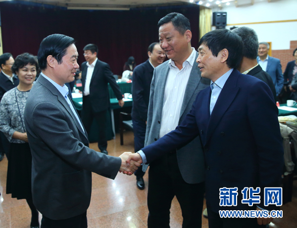 4月12日，中共中央政治局委員、中央書記處書記、中宣部部長劉奇葆在北京出席“走向世界的中國兒童文學(xué)”座談會并講話。這是座談會后，劉奇葆與國際安徒生獎獲得者、兒童文學(xué)作家曹文軒握手。新華社記者丁海濤攝