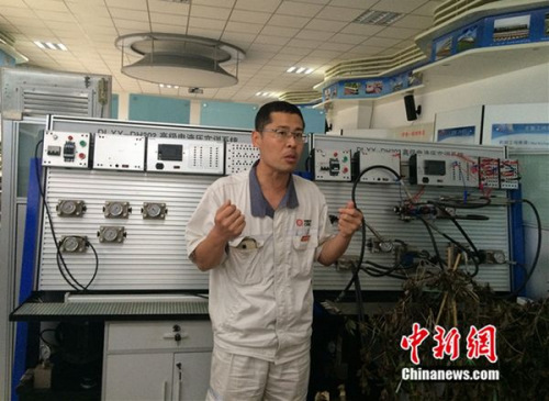 周勇在工作室介紹設備。中新網 邱宇攝