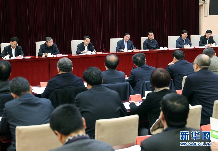 12月10日,中宣部在北京召開學習貫徹習近平總書記在中國文聯(lián)十大、中國作協(xié)九大開幕式上和會見中國記協(xié)第九屆理事會代表時重要講話精神座談會。中共中央政治局委員、中央書記處書記、中宣部部長劉奇葆出席會議并講話。新華社記者 劉衛(wèi)兵 攝 12月10日,中宣部在北京召開學習貫徹習近平總書記在中國文聯(lián)十大、中國作協(xié)九大開幕式上和會見中國記協(xié)第九屆理事會代表時重要講話精神座談會。中共中央政治局委員、中央書記處書記、中宣部部長劉奇葆出席會議并講話。新華社記者 劉衛(wèi)兵 攝