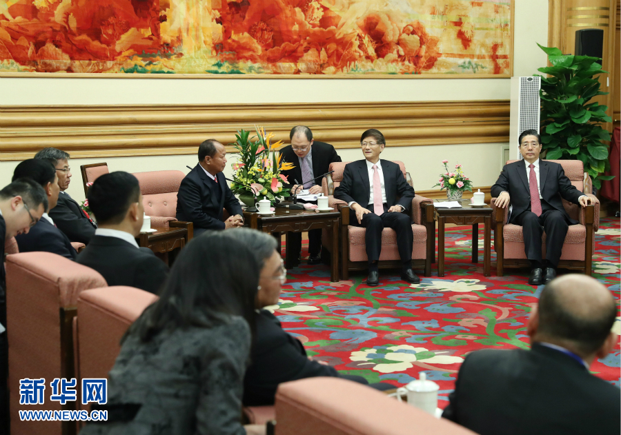 12月27日,中共中央政治局委員、中央政法委書記孟建柱在北京集體會(huì)見出席湄公河流域執(zhí)法安全合作機(jī)制成立五周年部長級(jí)會(huì)議的各國代表團(tuán)團(tuán)長。新華社記者 王曄 攝 12月27日,中共中央政治局委員、中央政法委書記孟建柱在北京集體會(huì)見出席湄公河流域執(zhí)法安全合作機(jī)制成立五周年部長級(jí)會(huì)議的各國代表團(tuán)團(tuán)長。新華社記者 王曄 攝