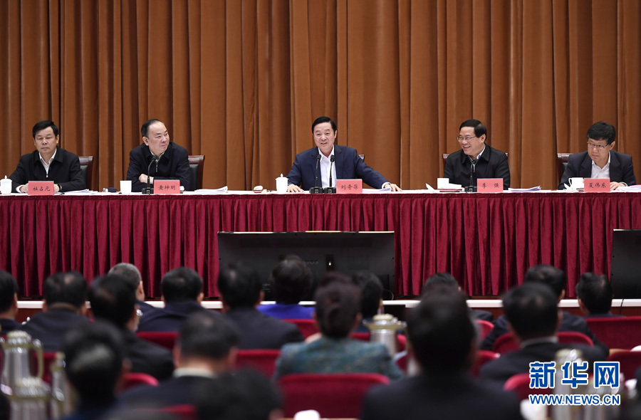 4月7日,全國創建文明城市工作經驗交流會在江蘇張家港市召開,中共中央政治局委員、中宣部部長、中央文明委副主任劉奇葆出席會議并講話。新華社記者 燕雁 攝
4月7日,全國創建文明城市工作經驗交流會在江蘇張家港市召開,中共中央政治局委員、中宣部部長、中央文明委副主任劉奇葆出席會議并講話。新華社記者 燕雁 攝