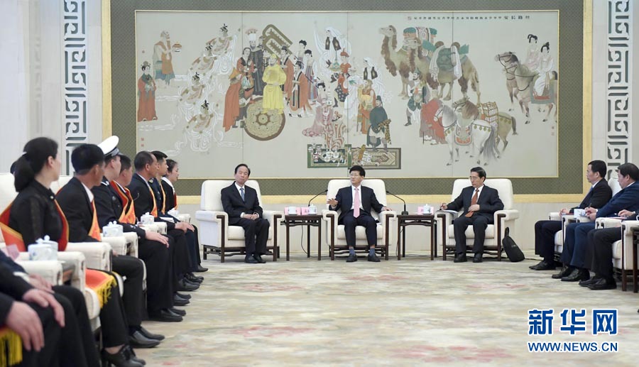 4月24日,第十三屆全國見義勇為英雄模范表彰大會(huì)在北京人民大會(huì)堂召開。會(huì)前,中共中央政治局委員、中央政法委書記孟建柱與見義勇為英雄模范及家屬代表座談。國務(wù)委員、公安部部長郭聲琨出席座談會(huì)并在表彰大會(huì)上講話。新華社記者 張鐸 攝 4月24日,第十三屆全國見義勇為英雄模范表彰大會(huì)在北京人民大會(huì)堂召開。會(huì)前,中共中央政治局委員、中央政法委書記孟建柱與見義勇為英雄模范及家屬代表座談。國務(wù)委員、公安部部長郭聲琨出席座談會(huì)并在表彰大會(huì)上講話。新華社記者 張鐸 攝