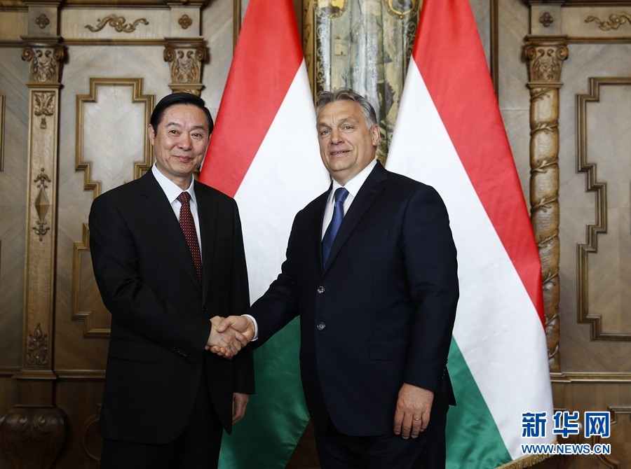 4月24日，在匈牙利首都布達佩斯，匈牙利總理、青民盟主席歐爾班（右）會見中共中央政治局委員、中央書記處書記、中宣部部長劉奇葆。新華社記者葉平凡攝