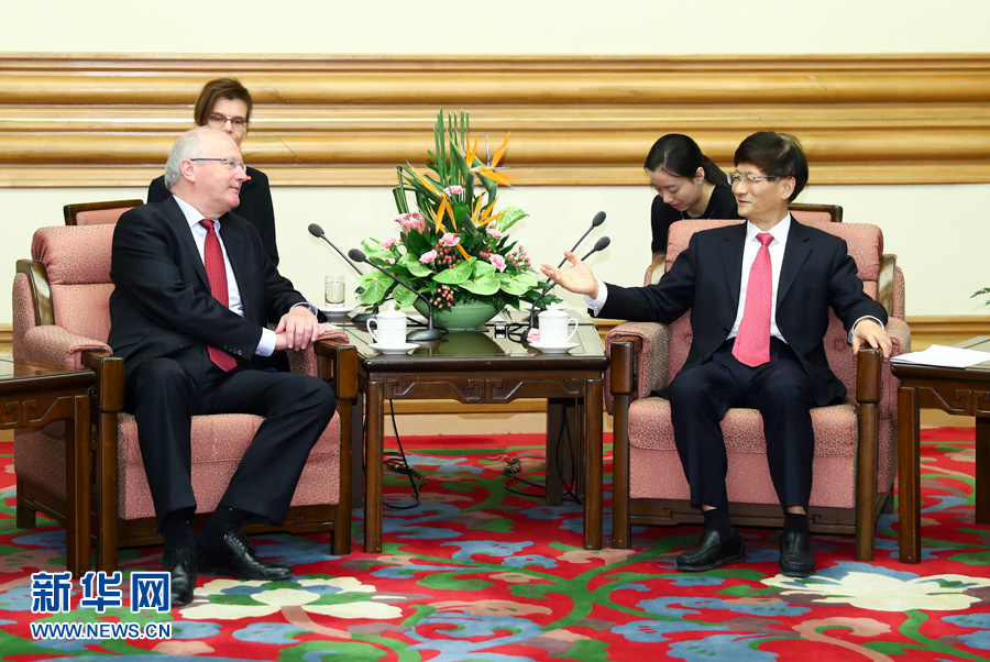 6月15日，中共中央政治局委員、中央政法委書記孟建柱在北京會見德國聯(lián)邦總理府情報國務(wù)秘書弗里徹。 新華社記者 謝環(huán)馳 攝