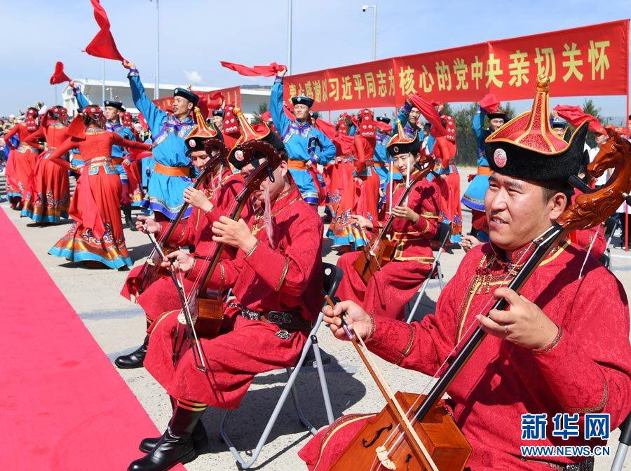 8月7日，以中共中央政治局常委、全國政協(xié)主席俞正聲為團(tuán)長的中央代表團(tuán)飛抵呼和浩特，出席內(nèi)蒙古自治區(qū)成立70周年慶祝活動(dòng)。中央代表團(tuán)在機(jī)場受到內(nèi)蒙古各族群眾的熱烈歡迎。新華社記者 張領(lǐng) 攝