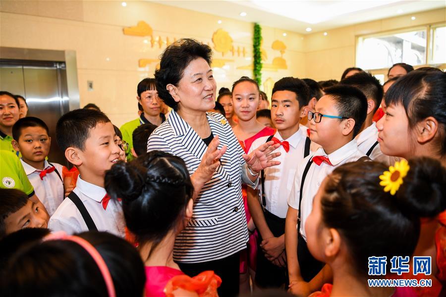 8月10日，中共中央政治局委員、國務院副總理、中央代表團副團長劉延東率中央代表團二分團來到呼倫貝爾，把以習近平同志為核心的黨中央的親切關(guān)懷和全國人民的美好祝福帶給當?shù)馗髯甯刹咳罕姟＿@是劉延東在呼倫貝爾市兒童福利院與孩子們在一起。新華社記者 連振 攝