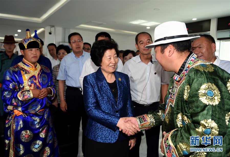 8月11日，帶著以習(xí)近平同志為核心的黨中央的親切關(guān)懷和全國各族人民的美好祝福，中共中央政治局委員、中央統(tǒng)戰(zhàn)部部長、中央代表團副團長孫春蘭率中央代表團三分團在錫林郭勒盟看望各族干部群眾，共同慶祝內(nèi)蒙古自治區(qū)成立70周年。這是孫春蘭在非公企業(yè)大莊園生態(tài)牛羊肉產(chǎn)業(yè)示范園同前來售羊的牧民親切交談。新華社記者 任軍川 攝