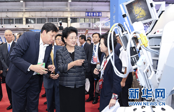 8月23日，2017世界機器人大會開幕式在北京舉行，中共中央政治局委員、國務(wù)院副總理劉延?xùn)|出席并講話。這是開幕式后，劉延?xùn)|參觀機器人應(yīng)用展覽。新華社記者 張領(lǐng) 攝