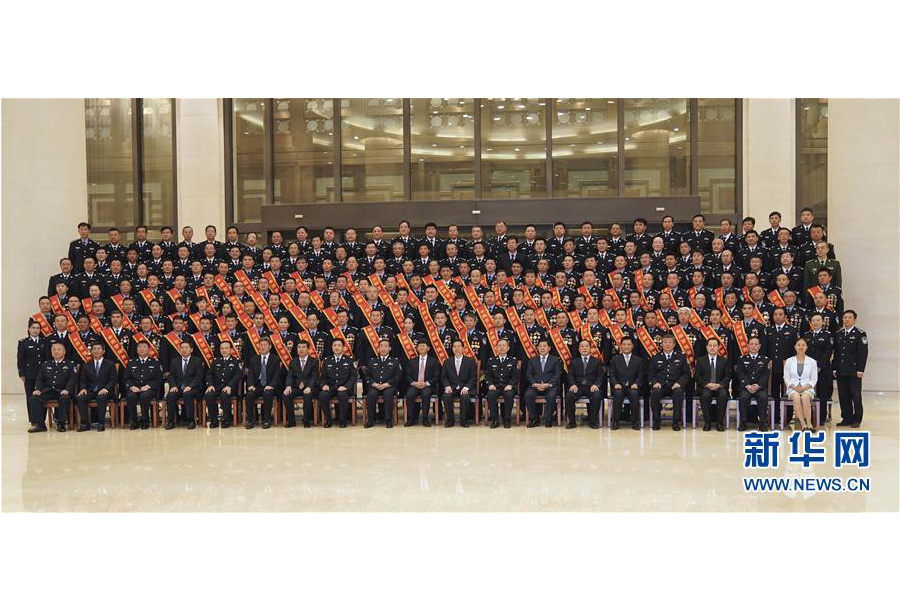 9月22日，“熱血鑄劍·丹心衛民”全國公安百佳刑警推選活動揭曉儀式在北京舉行。中共中央政治局委員、中央政法委書記孟建柱會見當選民警并觀看揭曉儀式。國務委員、公安部部長郭聲琨參加會見并觀看揭曉儀式。新華社記者 殷剛 攝