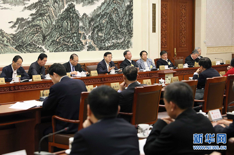 12月23日，十二屆全國人大常委會(huì)第三十一次會(huì)議舉行分組會(huì)議，審議監(jiān)察法草案二次審議稿等。張德江委員長參加審議。 新華社記者劉衛(wèi)兵攝