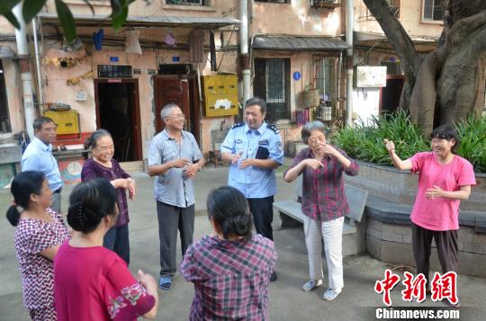 四川自貢社區民警拜師學手語成為聾啞居民&ldquo;知心人&rdquo;