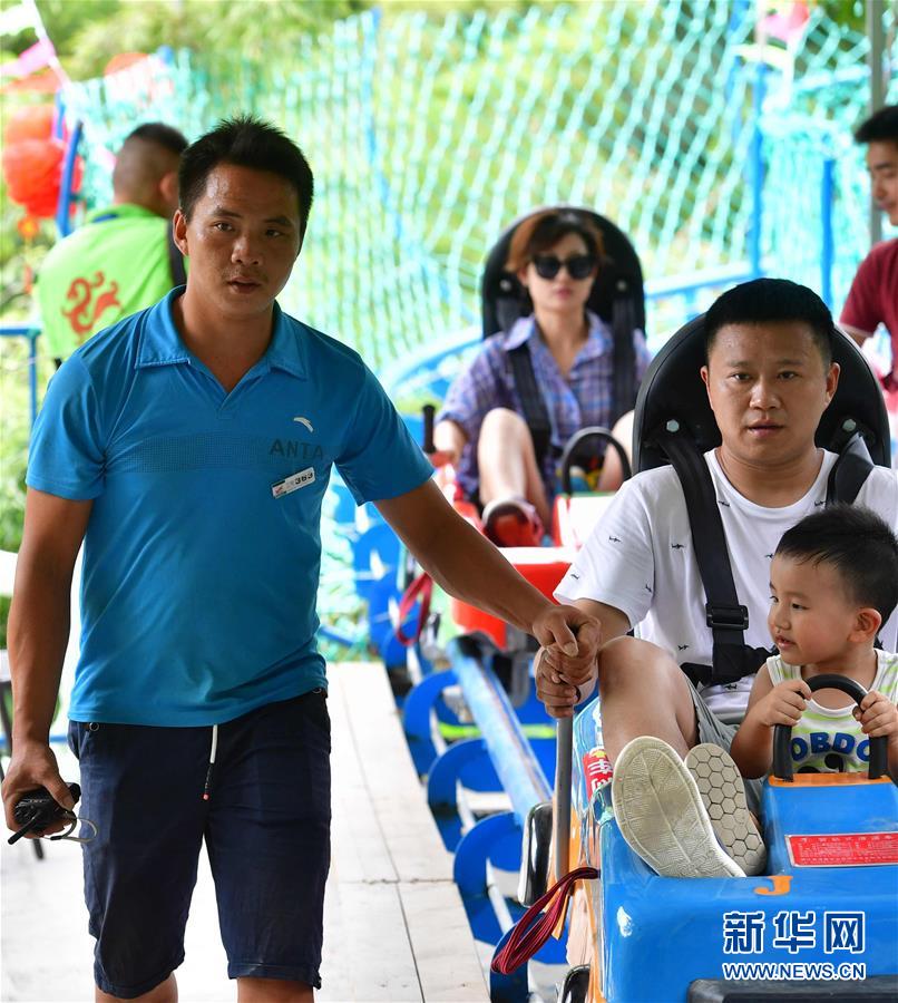 （社會）（9）苗山脫貧影像志&mdash;&mdash;把苗寨搬進景區 讓貧困戶住進城里