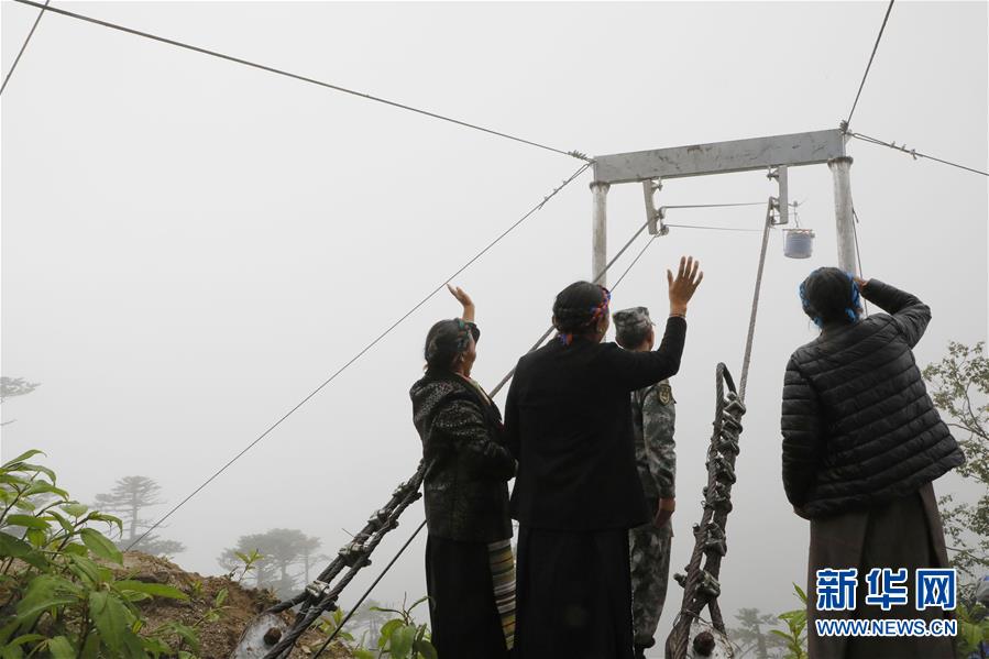 （圖文互動）（6）特寫：&ldquo;八一&rdquo;禮物，飛向云端哨所