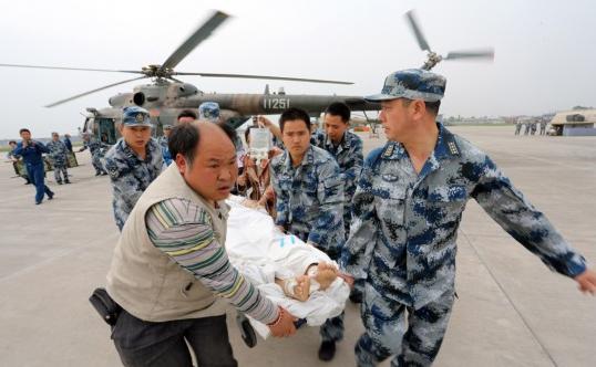 戰士們在蘆山災區轉移重傷員(來源:中國軍網)