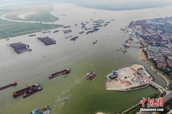 8月1日，巨型的水泥儲(chǔ)罐被吊離碼頭，湖南岳陽城陵磯新港區(qū)天欣碼頭的整治已基本完成。今年5月，長江岸線湖南段開展港口碼頭&ldquo;關(guān)停并轉(zhuǎn)&rdquo;專項(xiàng)整治行動(dòng)。截至目前，該行動(dòng)已集中關(guān)停42個(gè)碼頭泊位，退出岸線7302米。楊華峰 攝