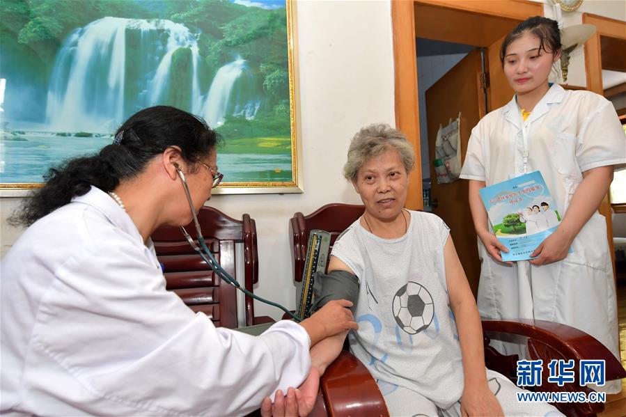 （新華全媒頭條&middot;圖文互動）（6）以生命的名義&mdash;&mdash;獻給首個&ldquo;中國醫(yī)師節(jié)&rdquo; 