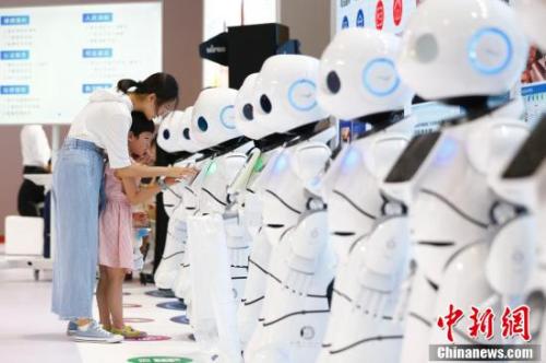 圖為8月15日，2018世界機器人大會在北京亦創(chuàng)國際會展中心揭幕，160余家中外機器人領(lǐng)軍企業(yè)帶來的前沿產(chǎn)品集體亮相，讓觀眾直接感受科技改變生活。<a target='_blank' >中新社</a>記者 富田 攝