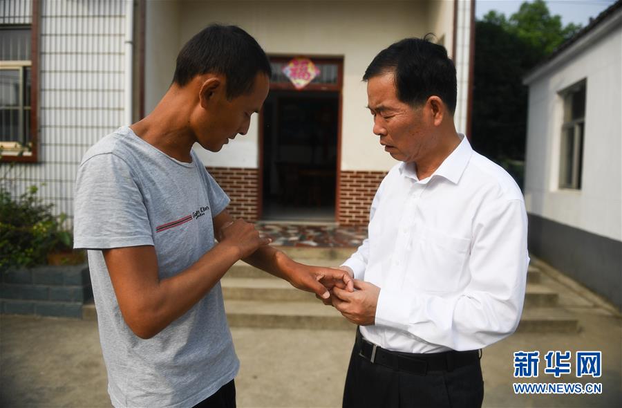 (新時(shí)代擔(dān)當(dāng)作為典型風(fēng)采·圖文互動(dòng))(3)李世貴:做群眾需要的“鐵肩膀”