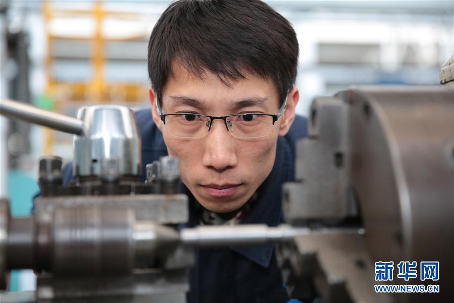 （圖文互動）（2）他用匠心守護飛機心臟&mdash;&mdash;記中國航發(fā)沈陽黎明航空發(fā)動機有限責任公司一線工人洪家光