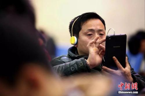 資料圖：候車室內，玩手機的&ldquo;低頭族&rdquo;隨處可見。刷微博、聊微信、玩游戲、看電影，高科技將大多旅客變為手機&ldquo;低頭族&rdquo;。<a target='_blank' ><p  align=