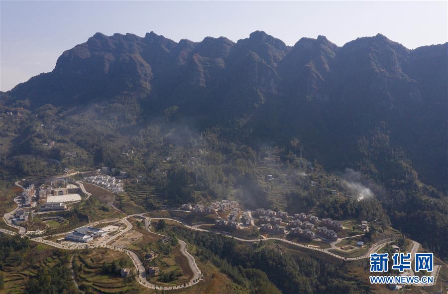 （兩會前夕看落實&middot;圖文互動）（2）&ldquo;飛針走線&rdquo;&ldquo;繡&rdquo;出小康畫卷&mdash;&mdash;四川落實習近平總書記全國兩會重要講話精神紀實