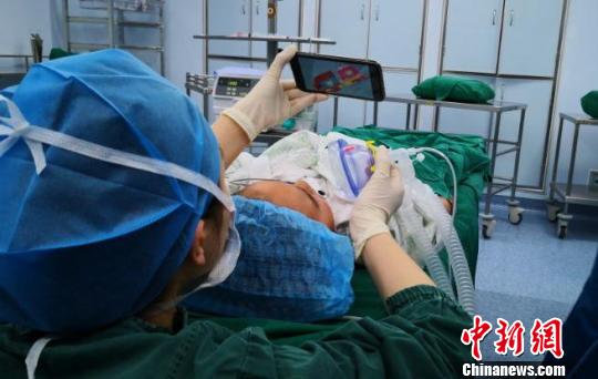 手術室里的&ldquo;臨時爸媽&rdquo;：游戲和安撫減輕孩子恐懼感