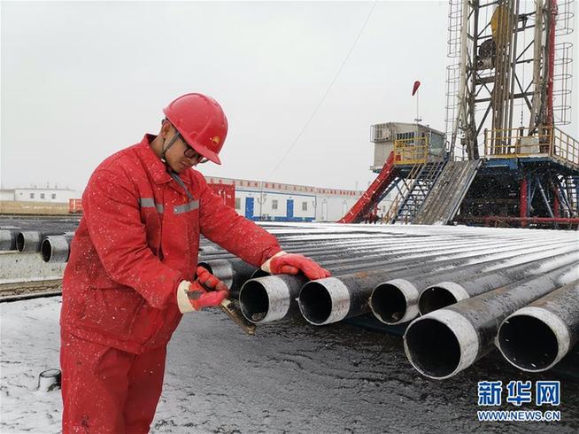 (走基層 聽民聲·圖文互動)(2)“條件進(jìn)步了,好作風(fēng)沒變”——記者夜守大慶油田1205鉆井隊