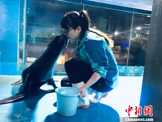 于雅麗與海獅親密瞬間。　艾慶龍 攝