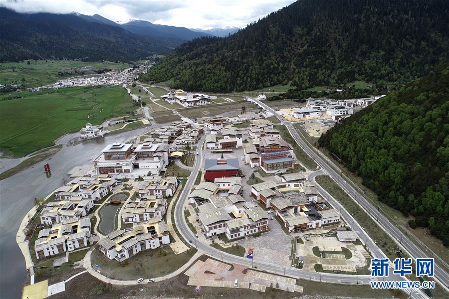 (壯麗70年·奮斗新時(shí)代·圖文互動(dòng))(1)駛向幸福的“天路”——川藏公路藏區(qū)變遷