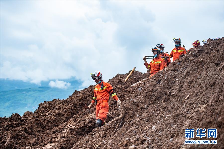 （新華全媒頭條&middot;圖文互動）（3）有一絲希望，就盡百倍努力&mdash;&mdash;貴州水城&ldquo;7&middot;23&rdquo;特大山體滑坡72小時救援紀實