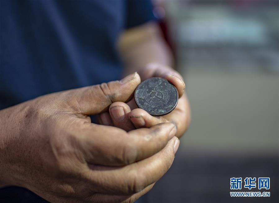 （壯麗70年&middot;奮斗新時(shí)代&mdash;&mdash;記者再走長征路&middot;圖文互動）（4）赤子心紅色情&mdash;&mdash;潘庭宏的紅色收藏之路