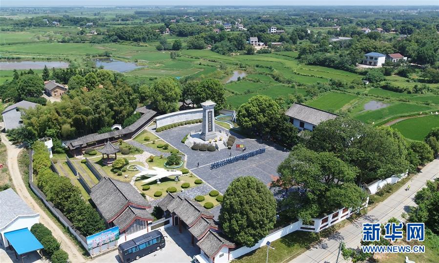 (壯麗70年·奮斗新時(shí)代——記者再走長(zhǎng)征路·圖文互動(dòng))(1)“紅軍樹”下憶初心、守初心