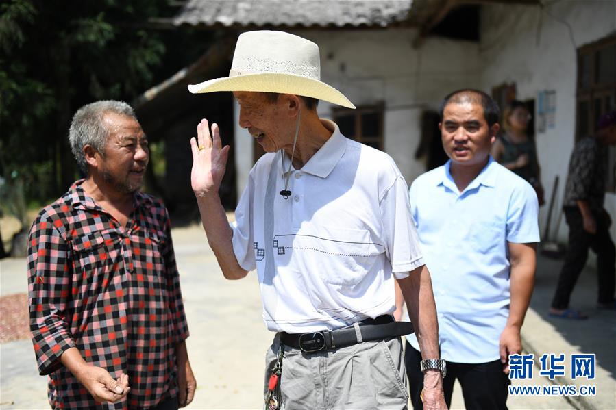 (圖文互動(dòng))(1)烏蒙山區(qū)扶貧第一書記背后的“老監(jiān)工”
