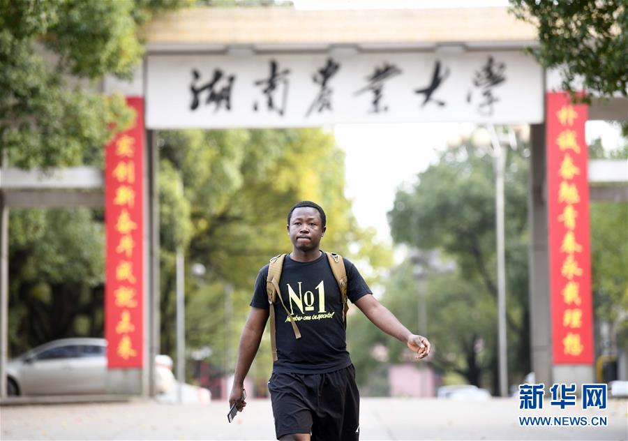 （在習(xí)近平新時(shí)代中國特色社會主義思想指引下&mdash;&mdash;新時(shí)代新作為新篇章&middot;總書記關(guān)切開放事&middot;圖文互動(dòng)）（9）來中國&ldquo;學(xué)種地&rdquo;的&ldquo;洋學(xué)生&rdquo;